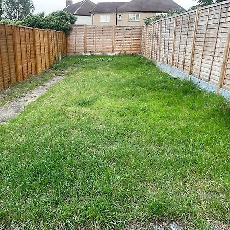 Appartamento Cosy Private Flat In London, Free Parking On Premise Carshalton Esterno foto
