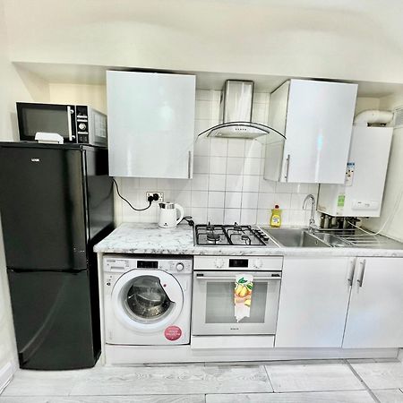 Appartamento Cosy Private Flat In London, Free Parking On Premise Carshalton Esterno foto