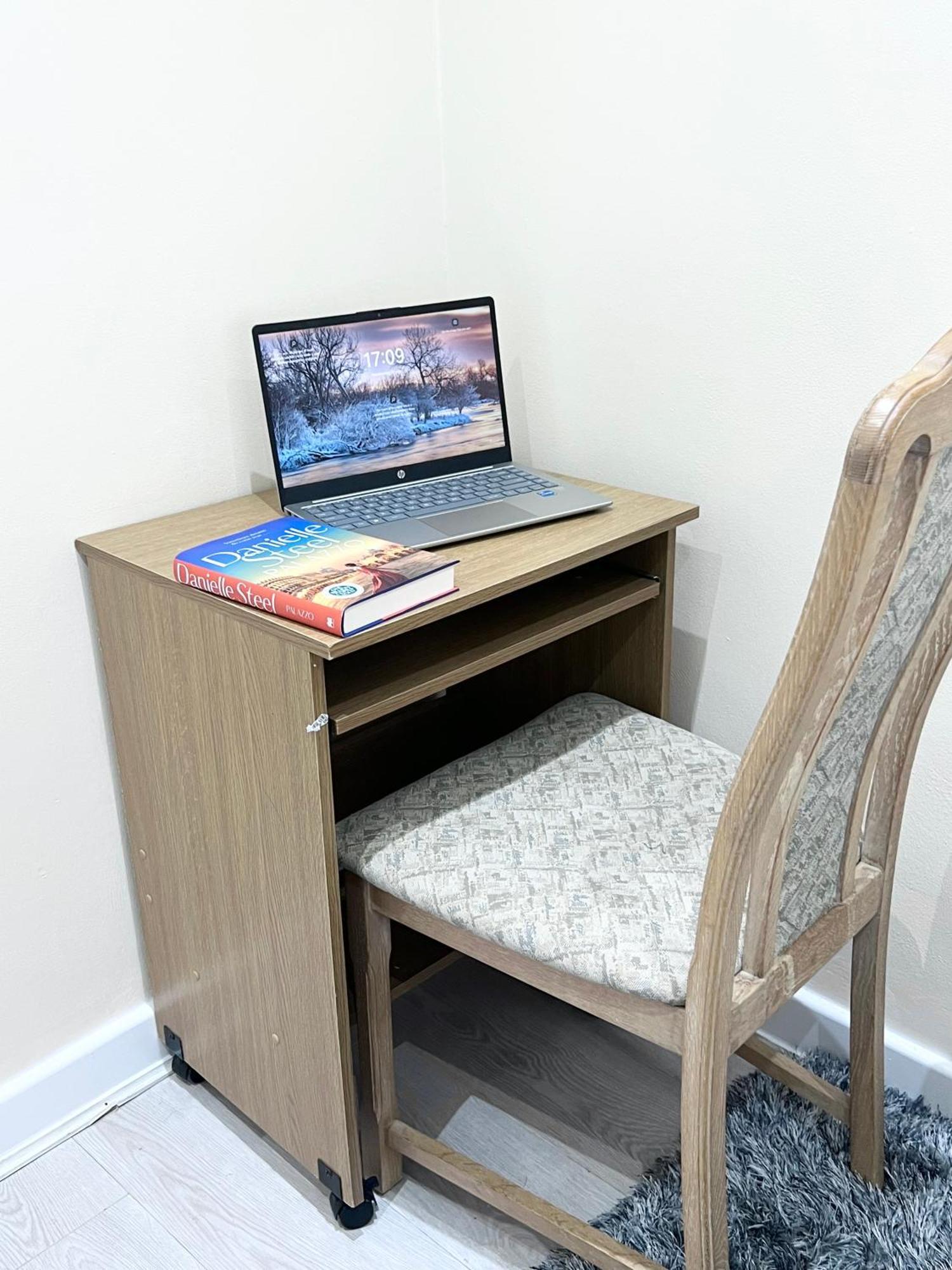 Appartamento Cosy Private Flat In London, Free Parking On Premise Carshalton Esterno foto
