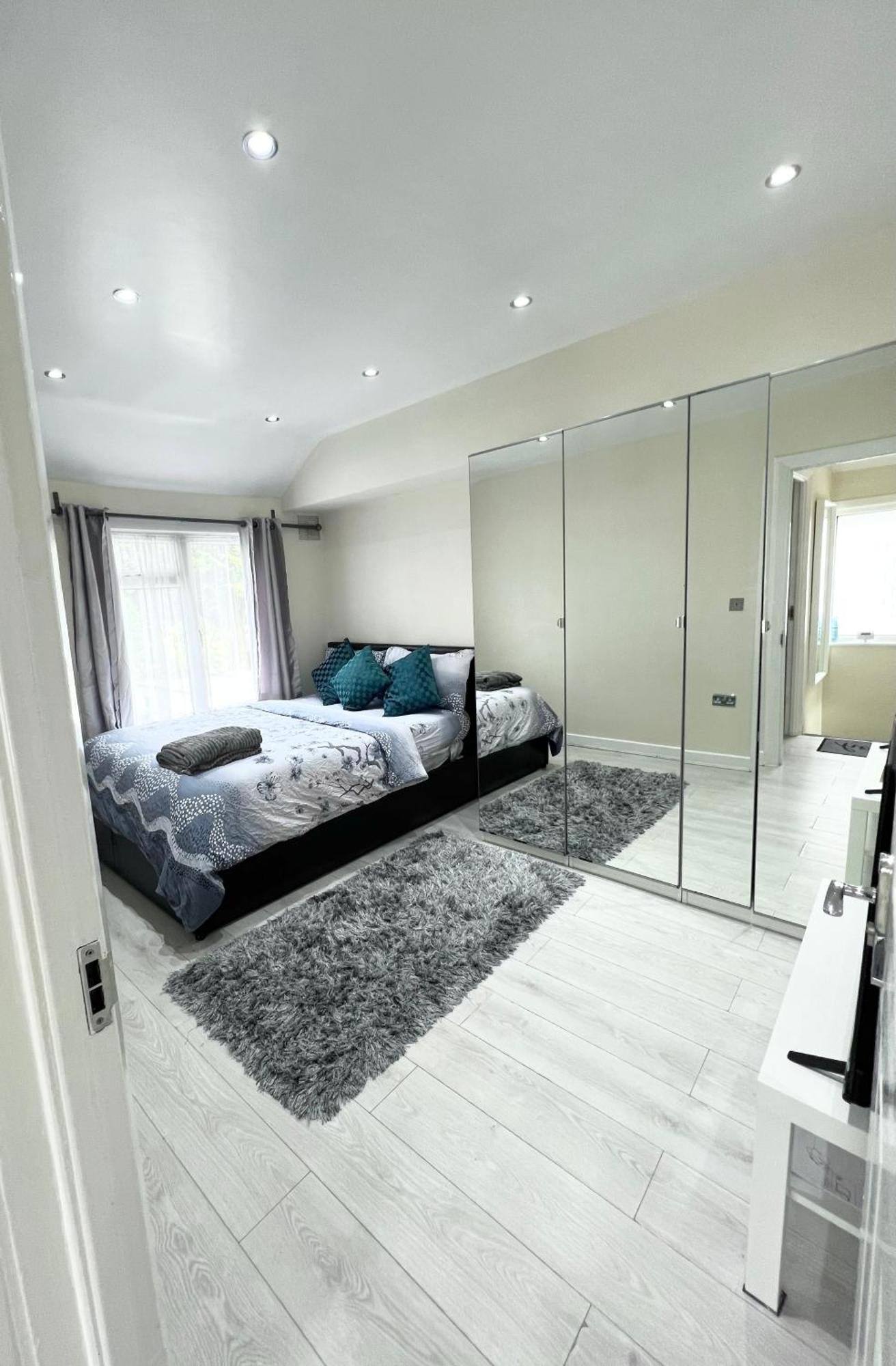 Appartamento Cosy Private Flat In London, Free Parking On Premise Carshalton Esterno foto