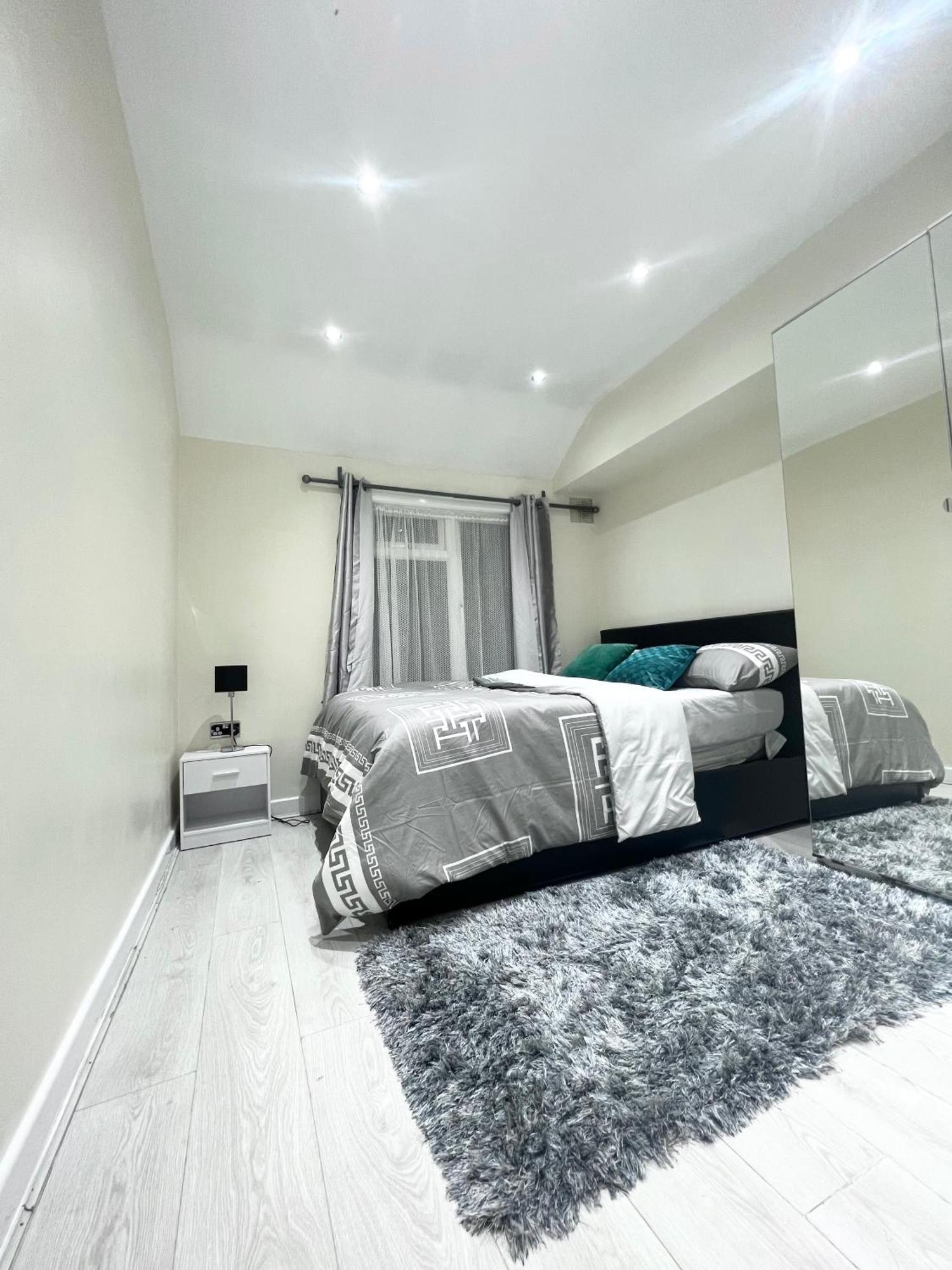 Appartamento Cosy Private Flat In London, Free Parking On Premise Carshalton Esterno foto