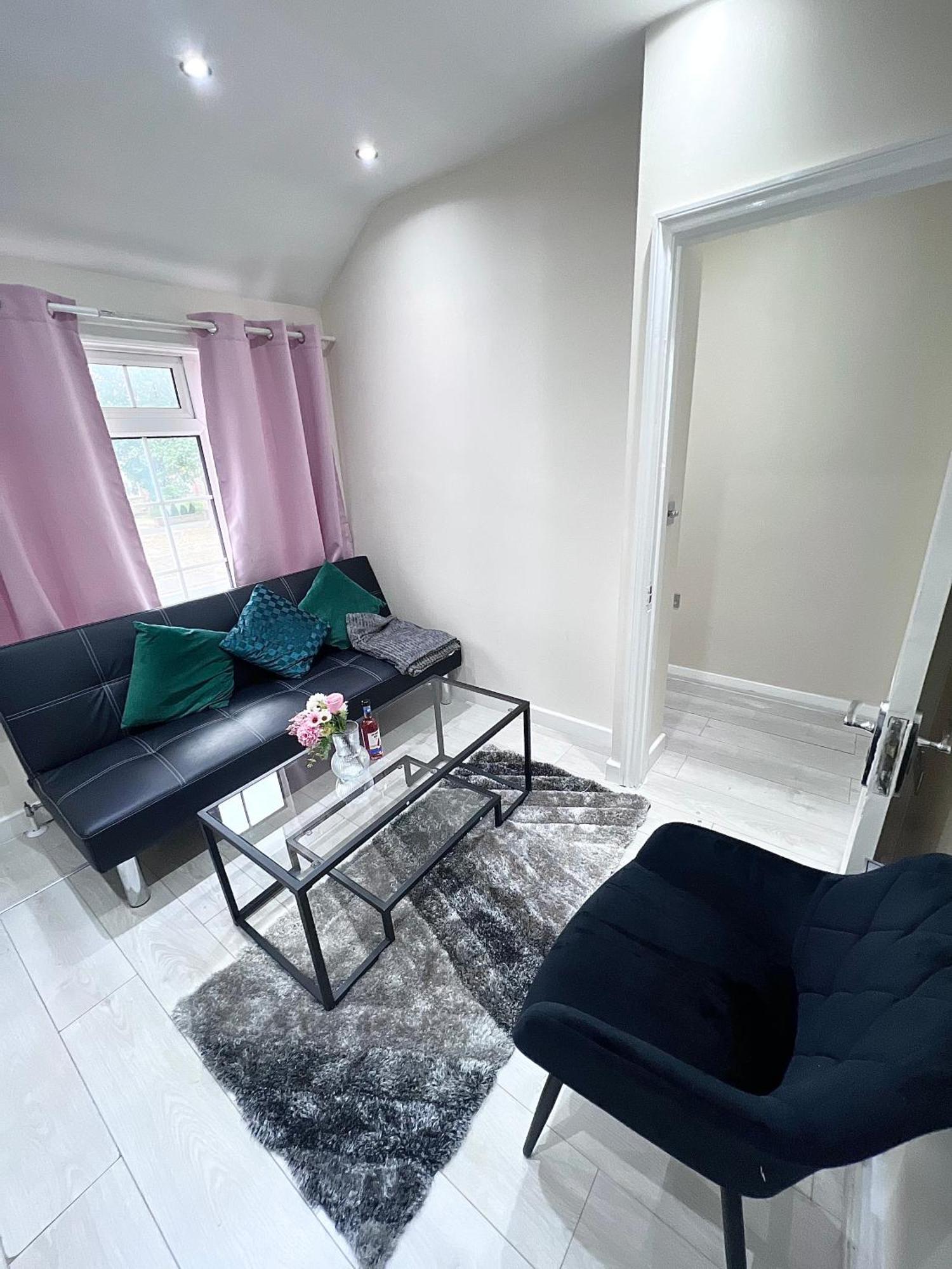 Appartamento Cosy Private Flat In London, Free Parking On Premise Carshalton Esterno foto